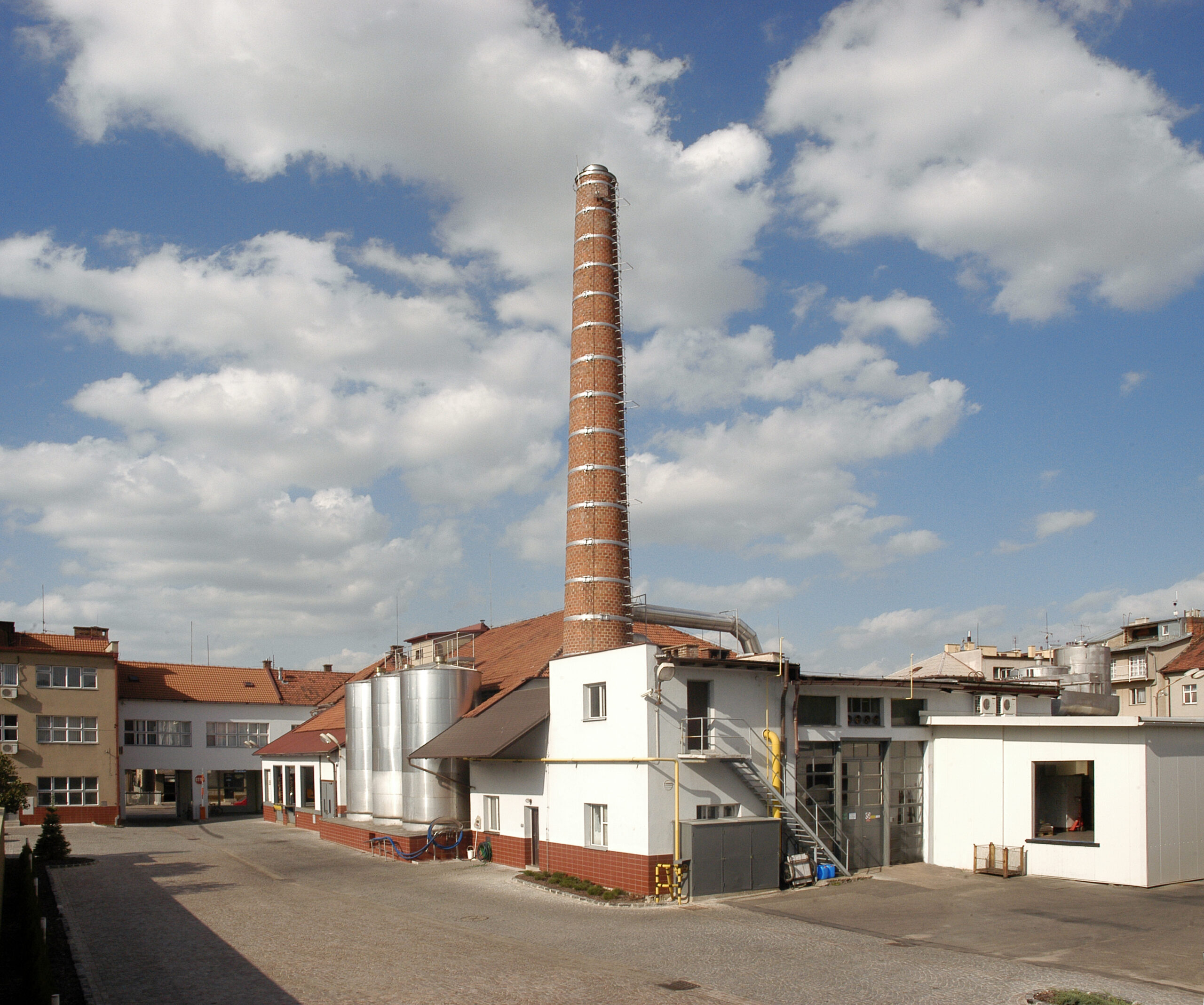 Jsme významná obchodně distribuční společnost na trhu s mléčným sortimentem. Naší hlavní prioritou je prodej výrobků spřízněných mlékáren doplněný o další mléčný sortiment.