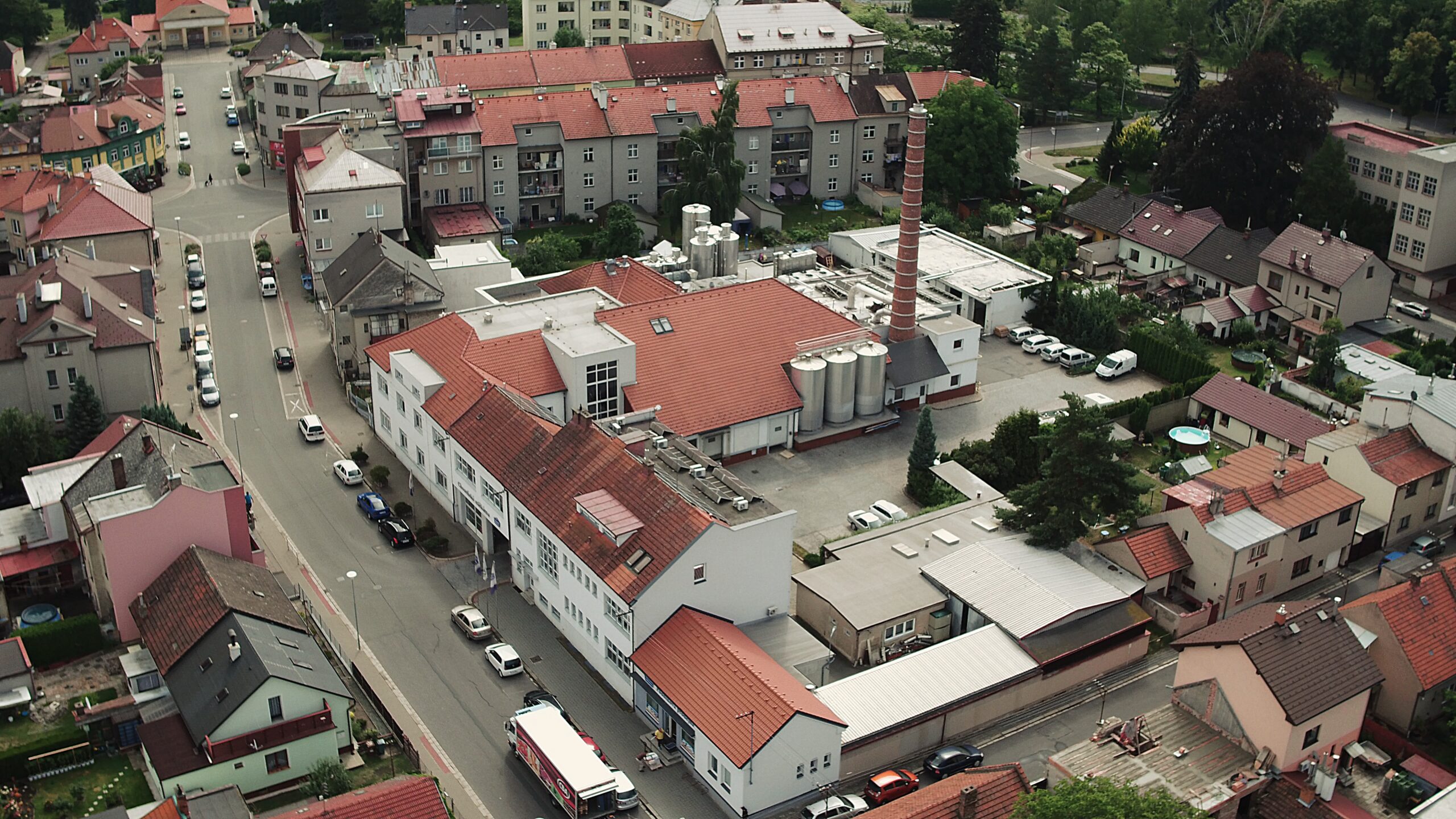 Jsme stabilní obchodně‑distribuční společnost s mléčnými výrobky, které denně míří k zákazníkům po celé ČR.